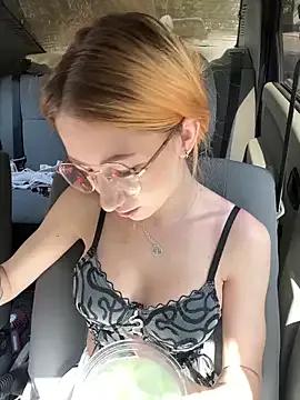 DaddysLittleSlutX on StripChat 