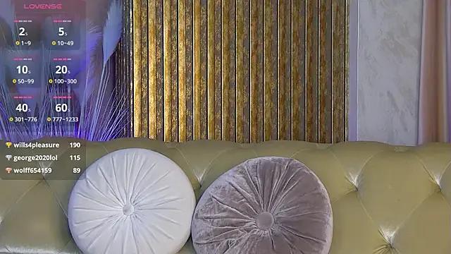 EmmaWil on StripChat 