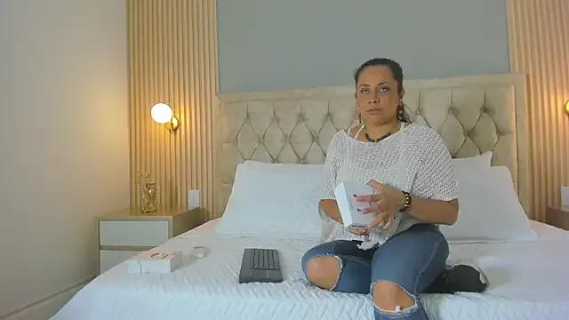 Hera_goddesss — wet my pussy with oil and masturbate