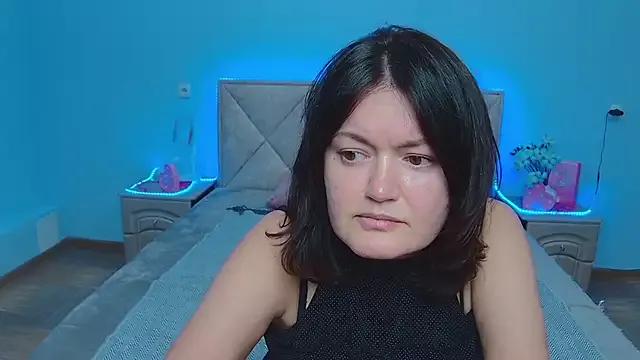 LolaHikls on StripChat 