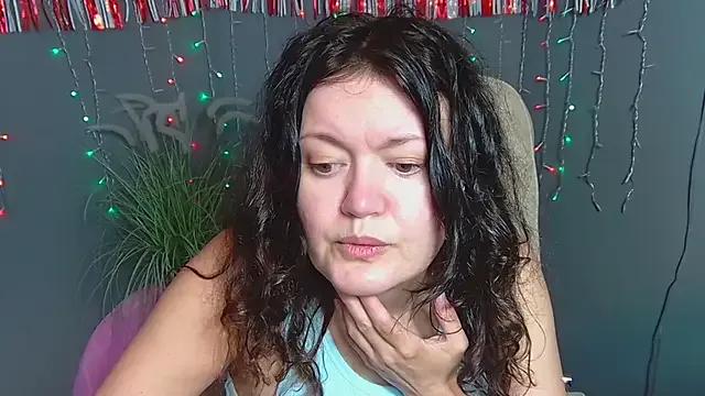 LolaHikls on StripChat 