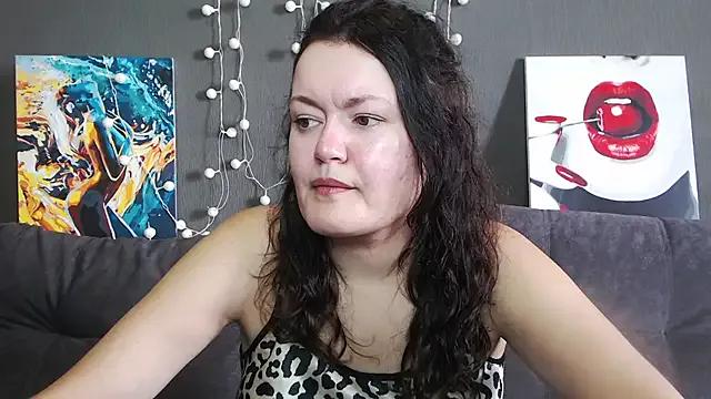 LolaHikls on StripChat 