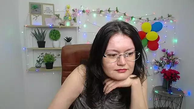 LolaHikls on StripChat 