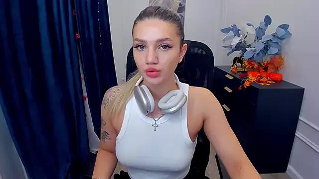 SelenaeMoore on StripChat 